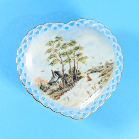 Heart shaped porcelain trinket box, hand painted pastoral scene on pierced lid - Picture 9 of 10